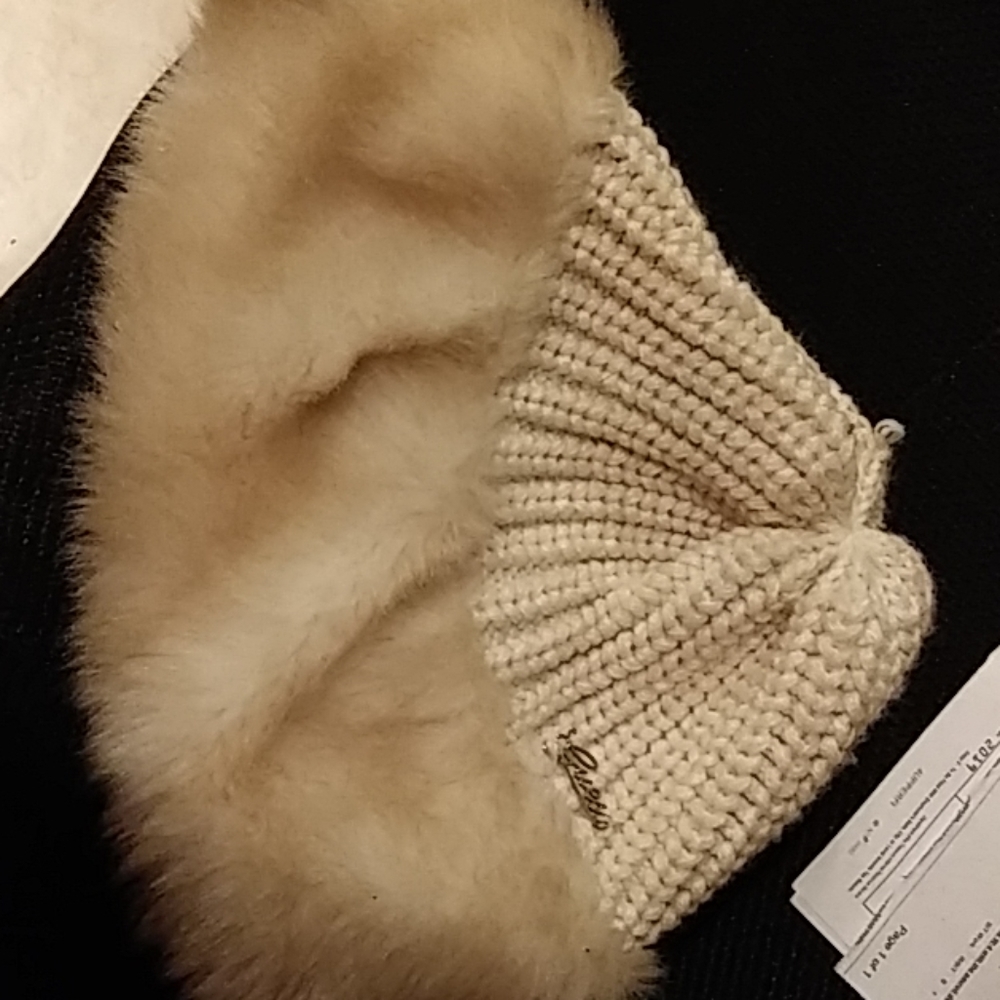 Guess winter hat - Picture 2 of 2